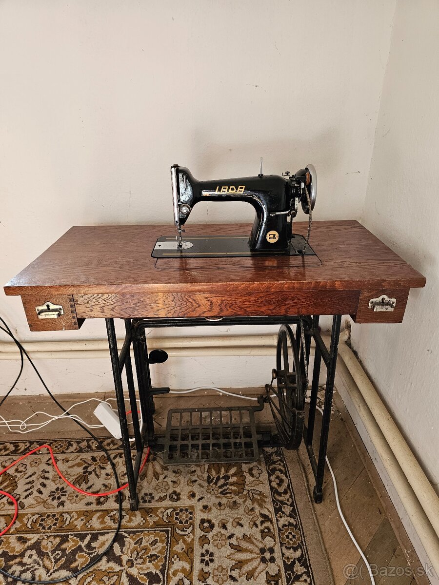 🧵 Retro šliapací šijací stroj LADA – originál ČSR, funkčný