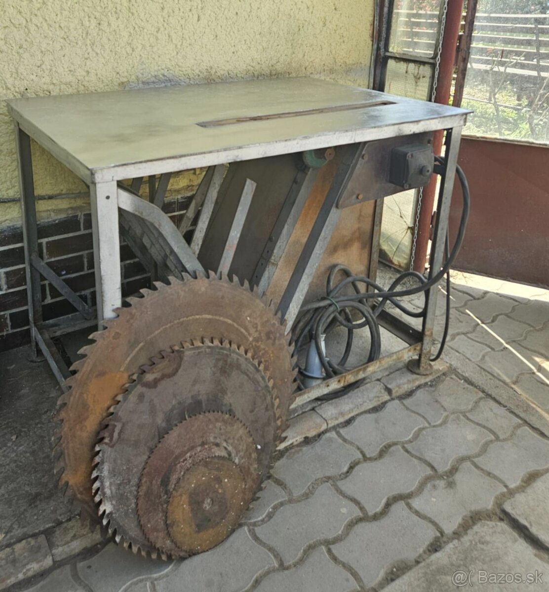 Cirkulár na palivové drevo s podávacím košom a pracovným sto