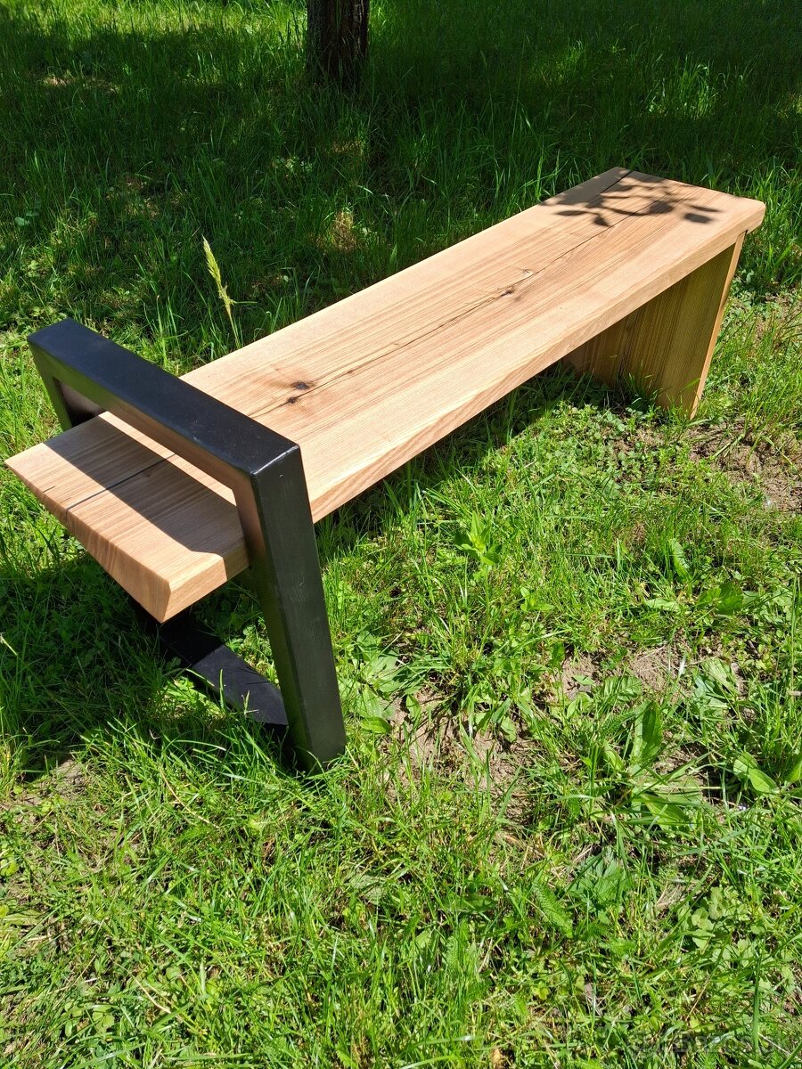 Stôl pod TV