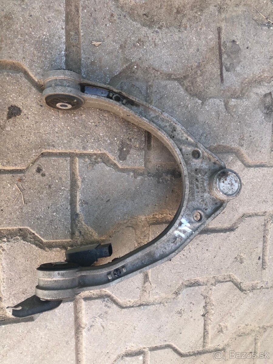 Horné rameno Audi Q7 - Pravá strana (