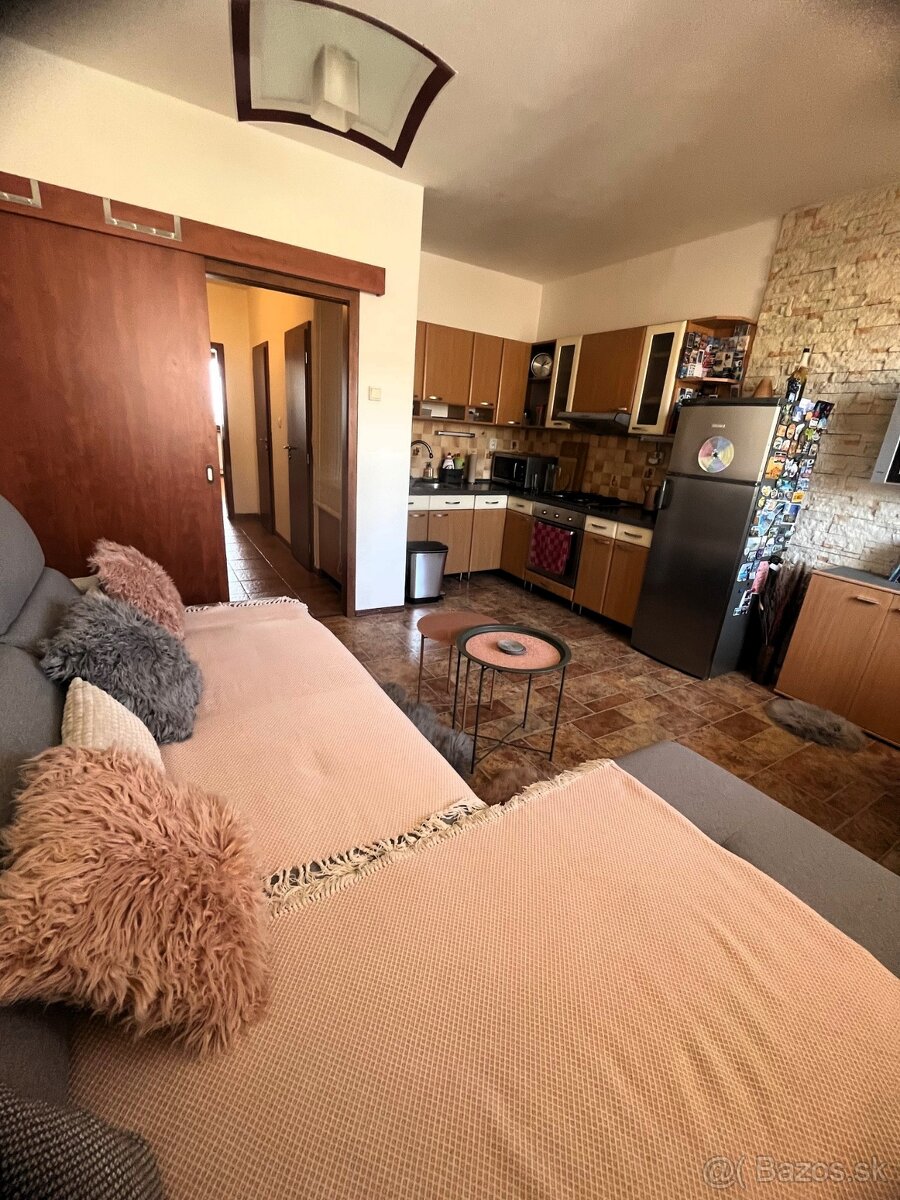 Krásny a slnečný 3 izbový byt s loggiou, Levice, sídlisko R5