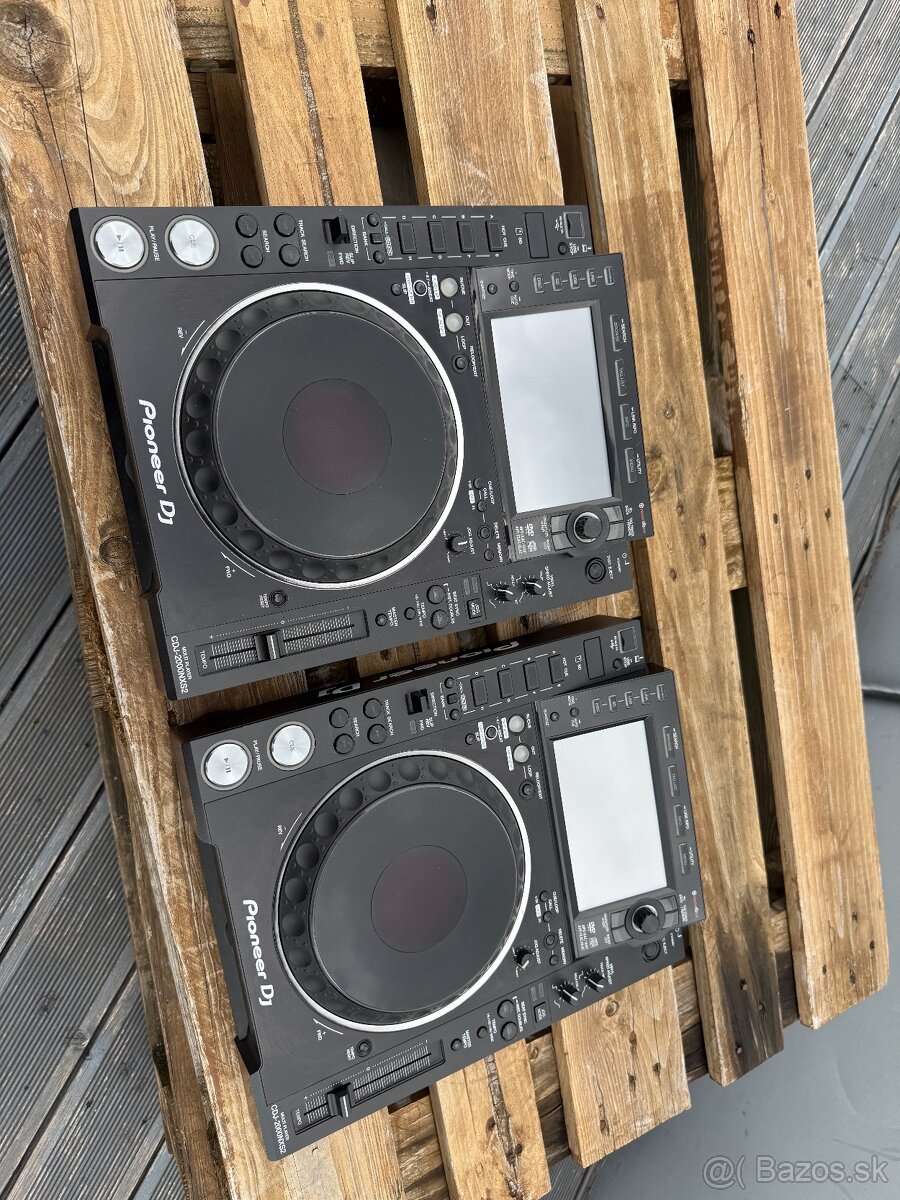 2x CDJ 2000 NXS2