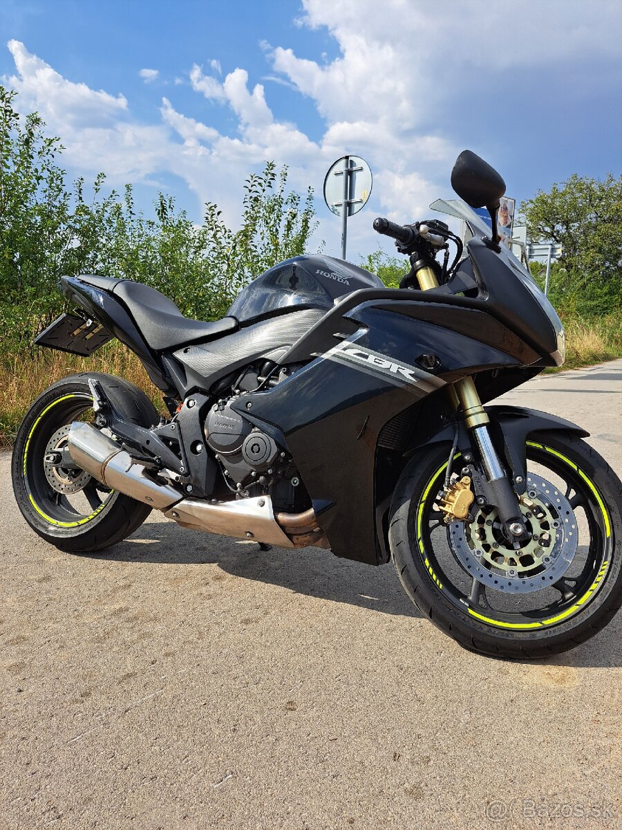 Honda CBR600F –21 xxx km, nová STK + pneu