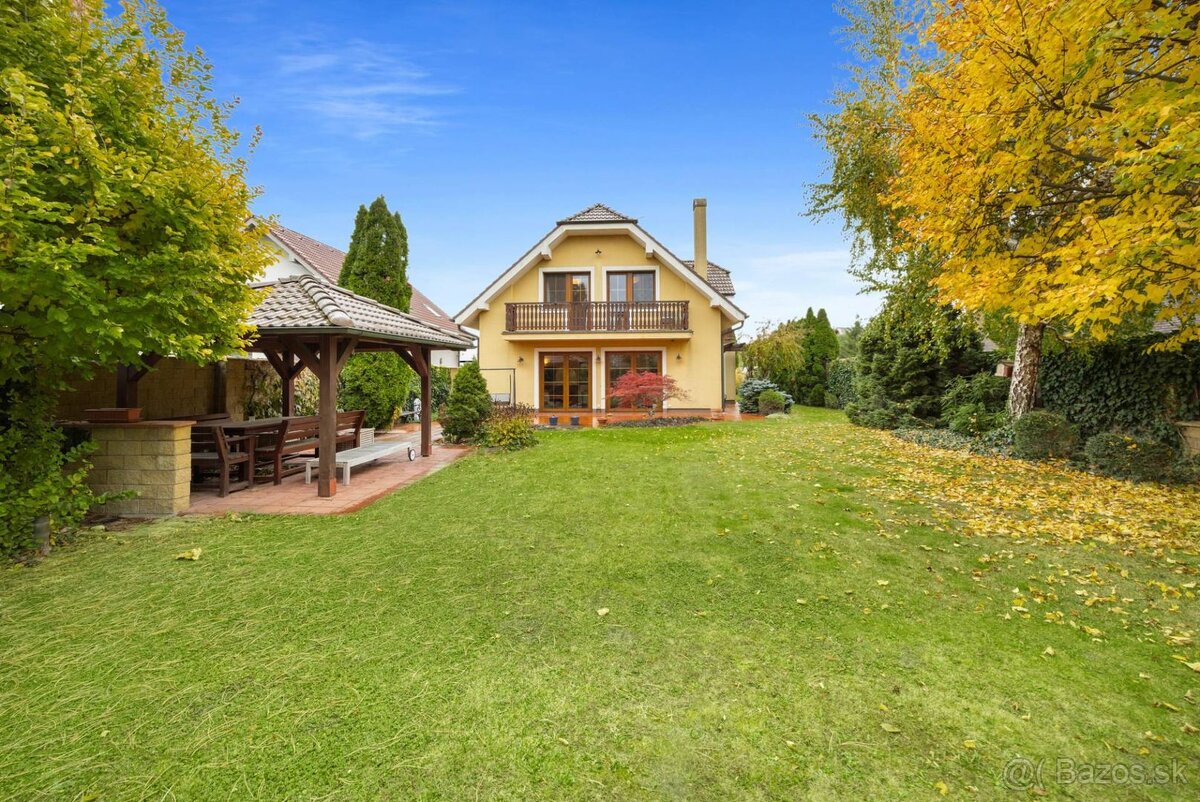 Priestranný 6-izbový rodinný dom s dvojgarážou a krásnou záh