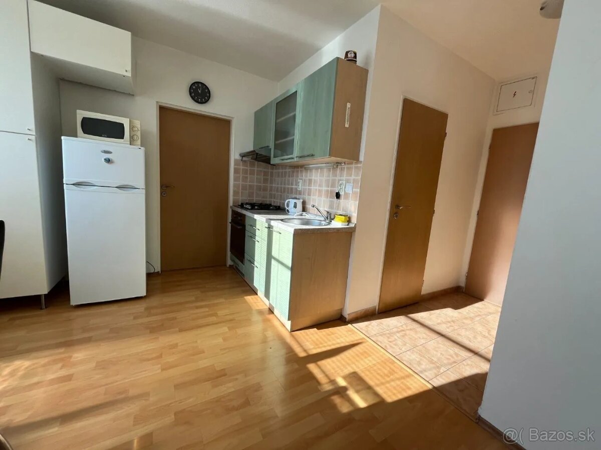 NA PREDAJ 2 IZBOVÝ BYT TRENČÍN, JUH, GARÁŽOVÉ STÁTIE