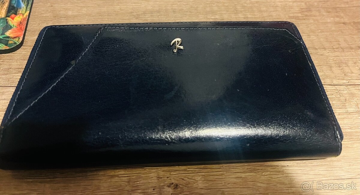 Tmavomodrá kožená peňaženka