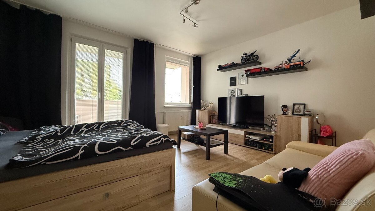 Ponúkam na predaj 1 izbový byt s loggiou.