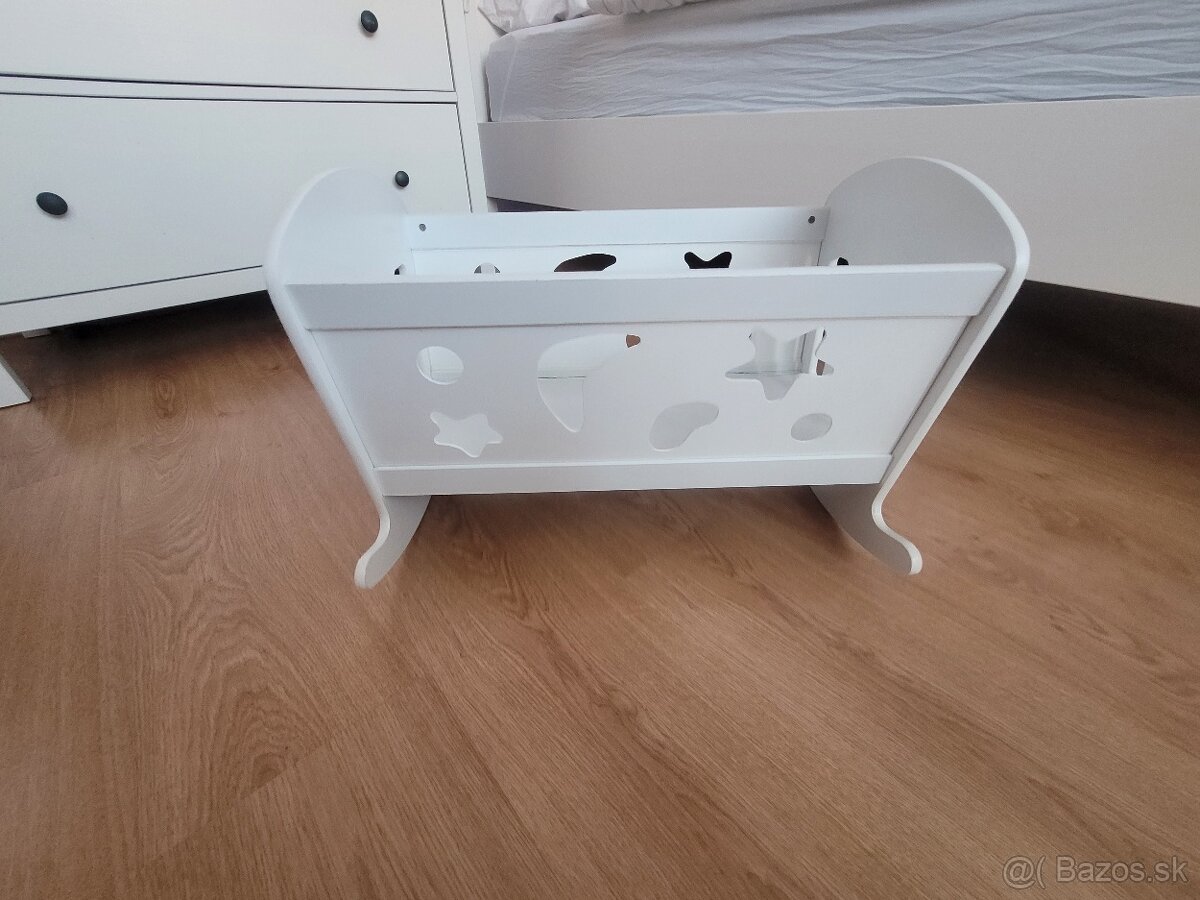 Drevená biela kolíska pre bábiky