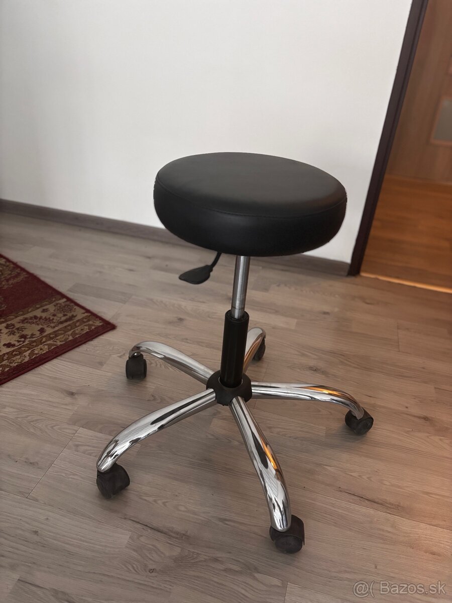 Kozmetická / kancelárska stolička na kolieskach