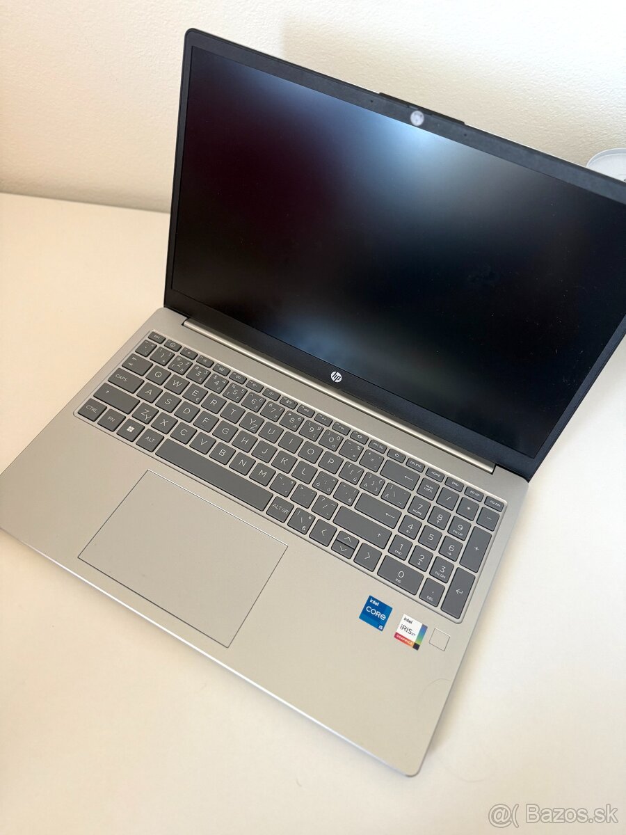 Predám notebook HP 15-fd0778nc, Natural Silver kovový