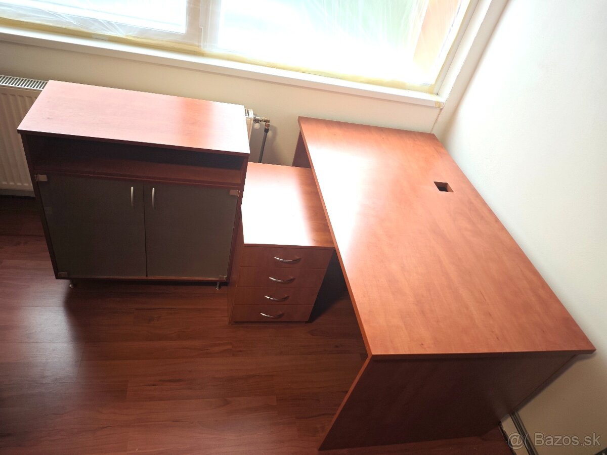 Kancelársky nábytok, stôl a skrinky