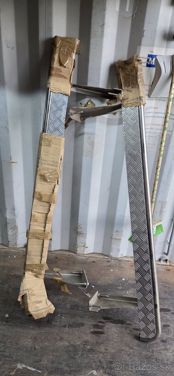 Bočné nerezové rámy na teréne auta