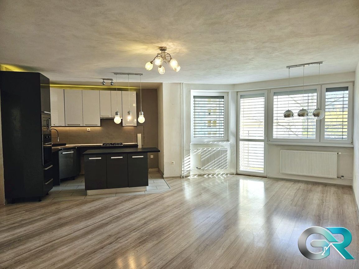 Exkluzívne ponúkame na predaj veľkometrážny 4-izbový byt, sí