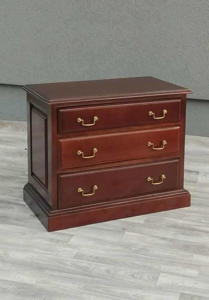 Komoda s 3 zásuvkami.