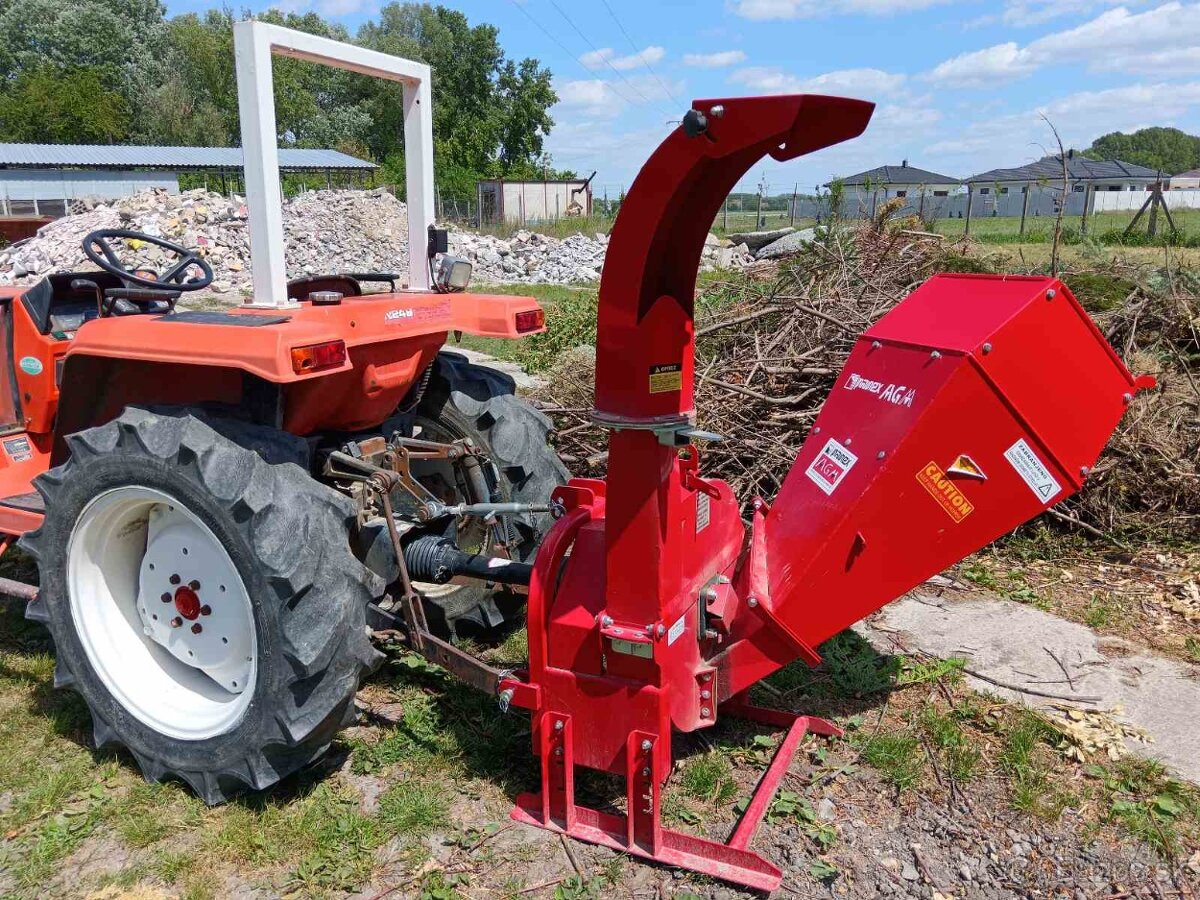 Drvič konárov na traktor