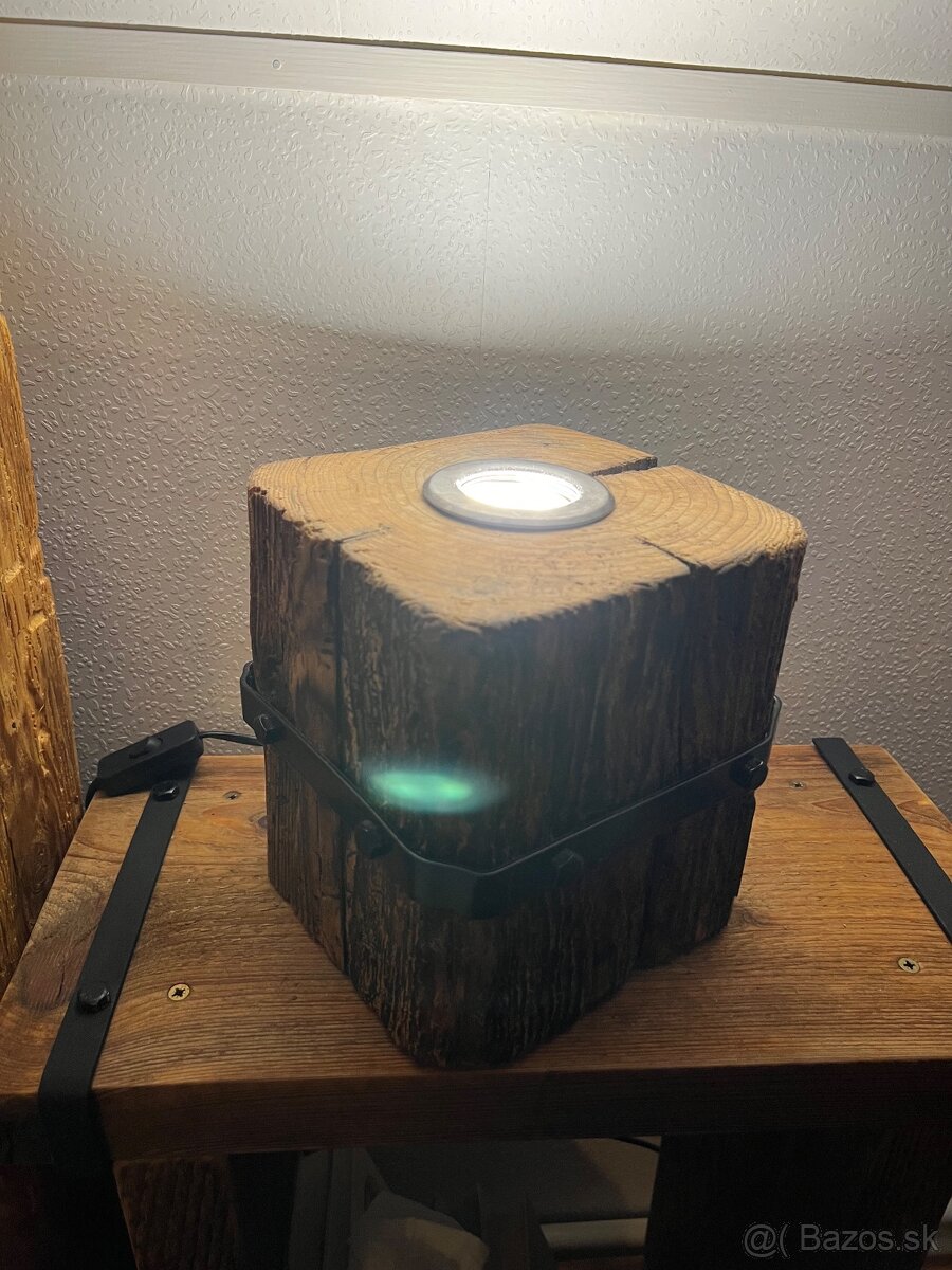 Rucne vyrobena drevenna lampa