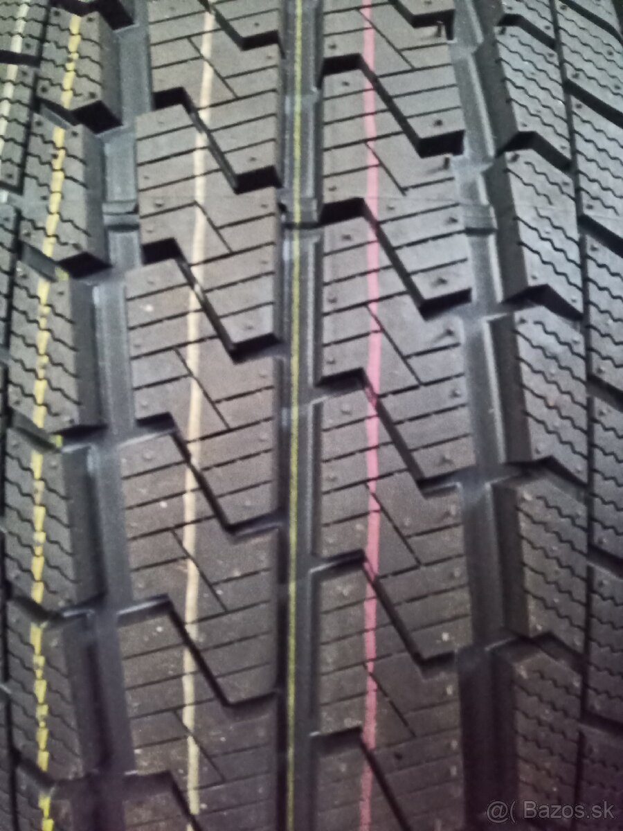 225/75 R16C 121/120 Celoročné