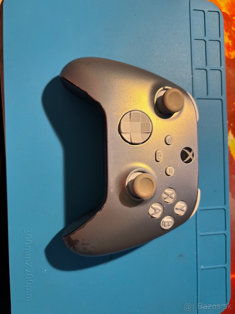 Xbox Series controler na opravu