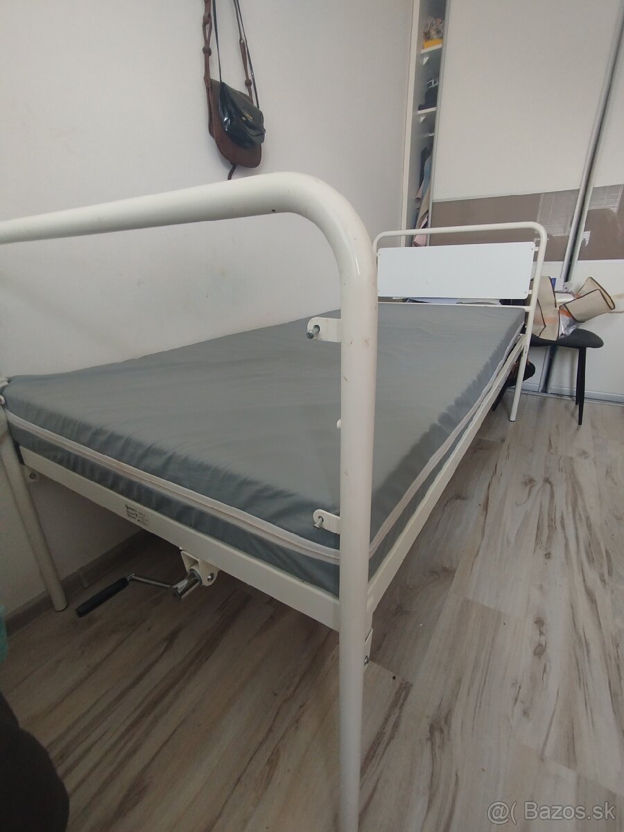 Polohovatelná postel