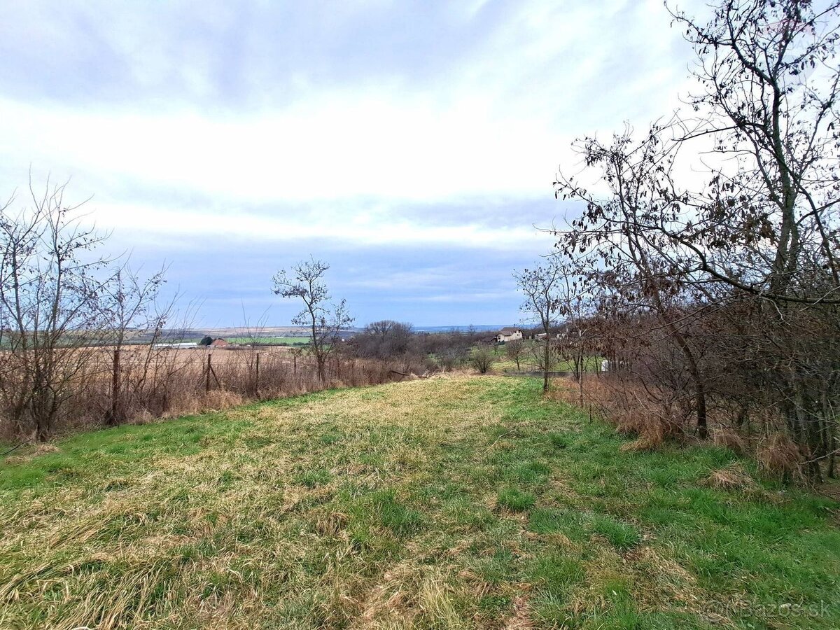 Predaj pozemku 985 m2 Nitrianske Hrnčiarovce