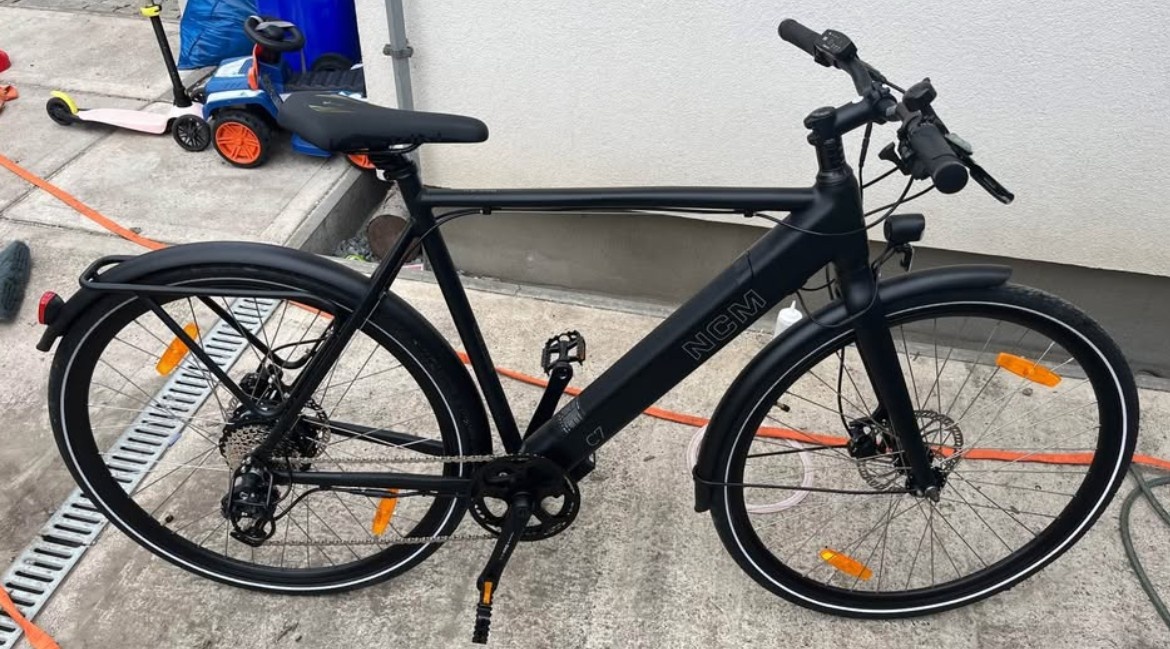 Nový mestský elektrický bicykel NCM C7 28"