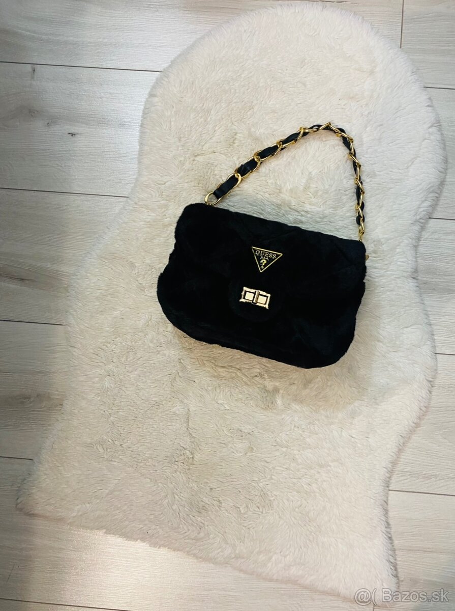 Cierna zimna kabelka guess
