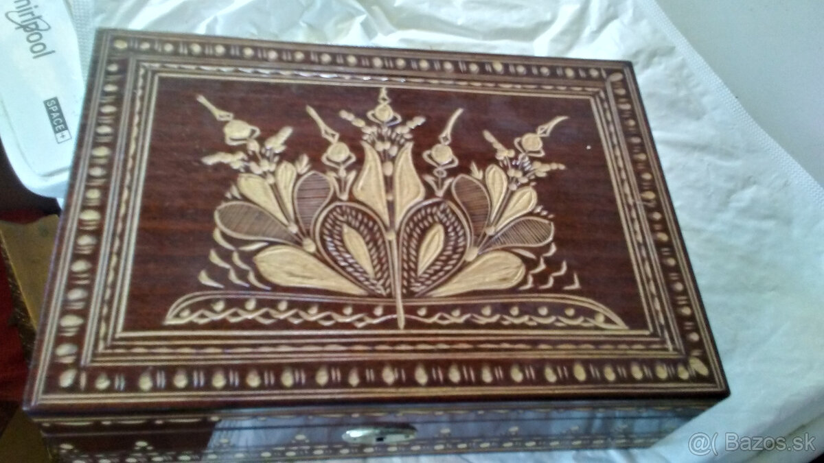 Drevená vyrezávaná šperkovnica