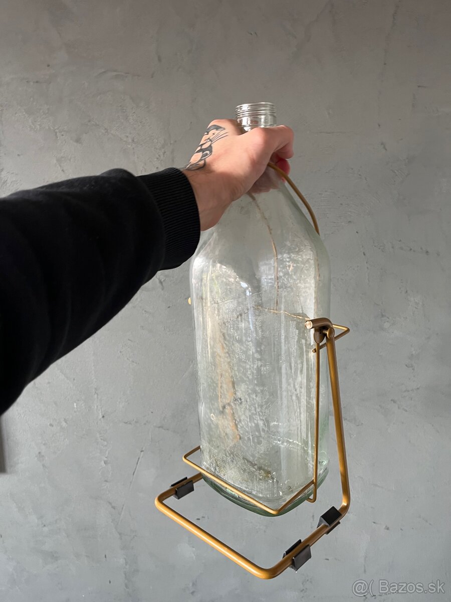 Prázdna sklenená fľaša v stojane