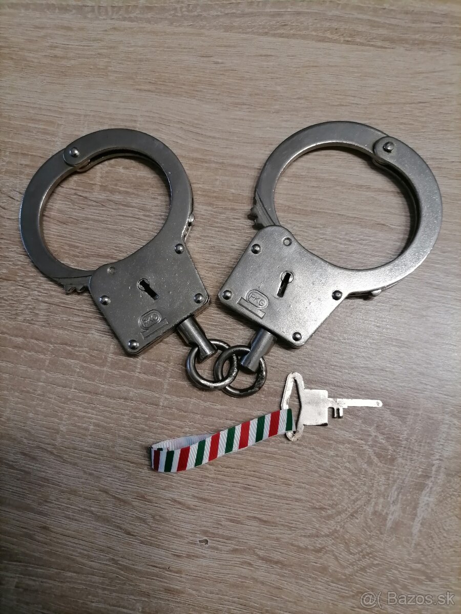 Predam policajné oceľové putá.