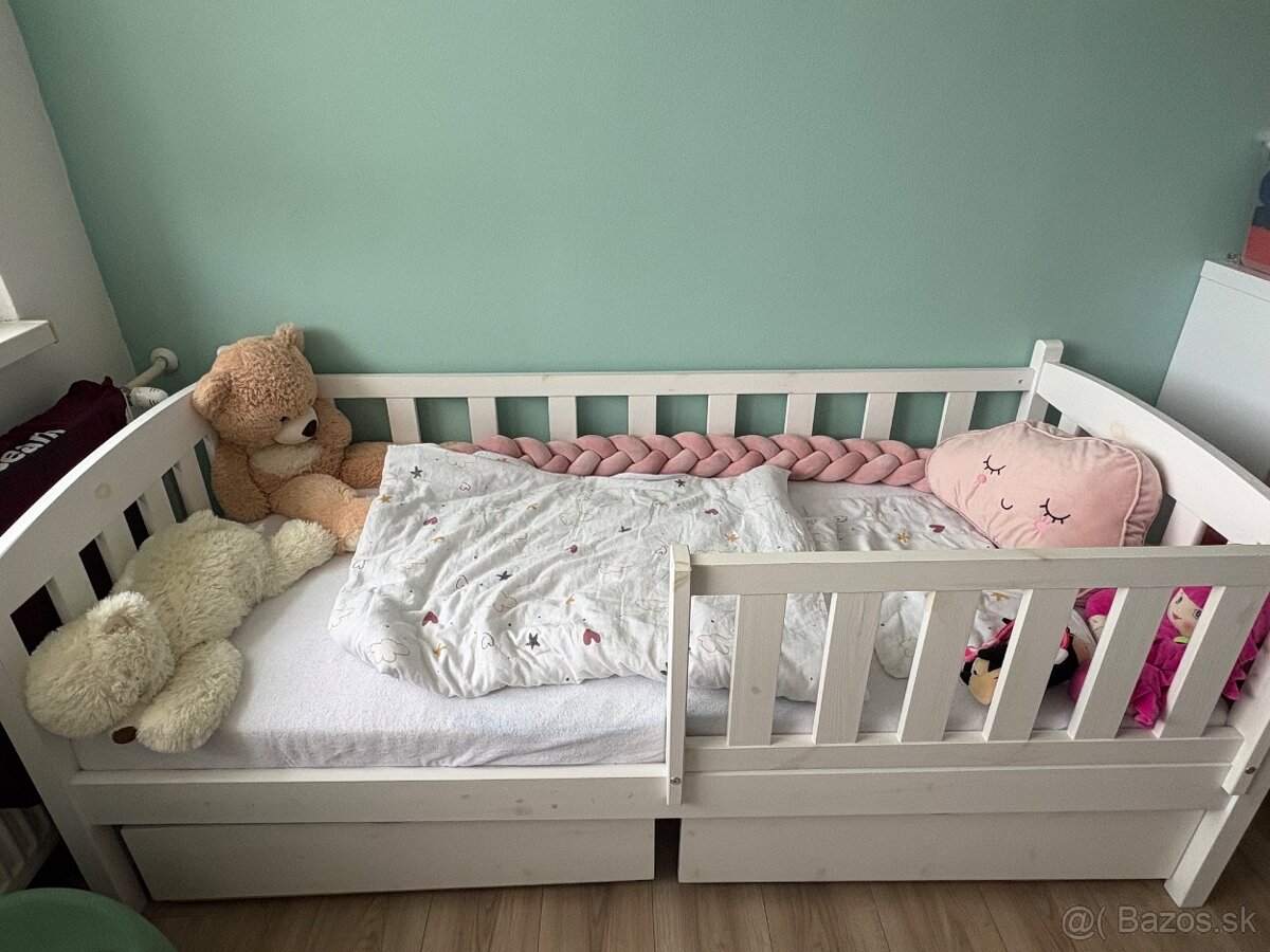 Detská posteľ so zábranou a matracom