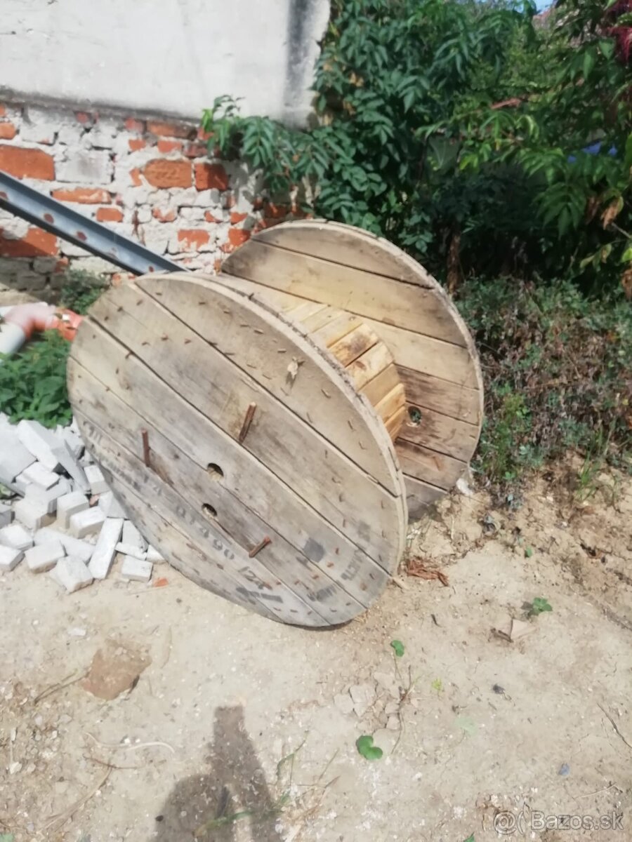 Drevený bubon na kábel