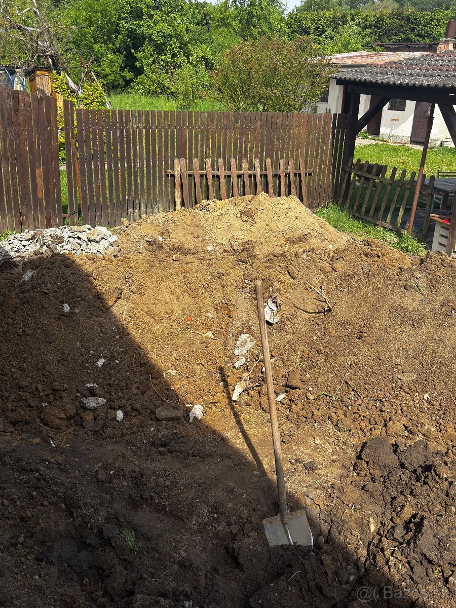 Darujem hlinu za odvoz.