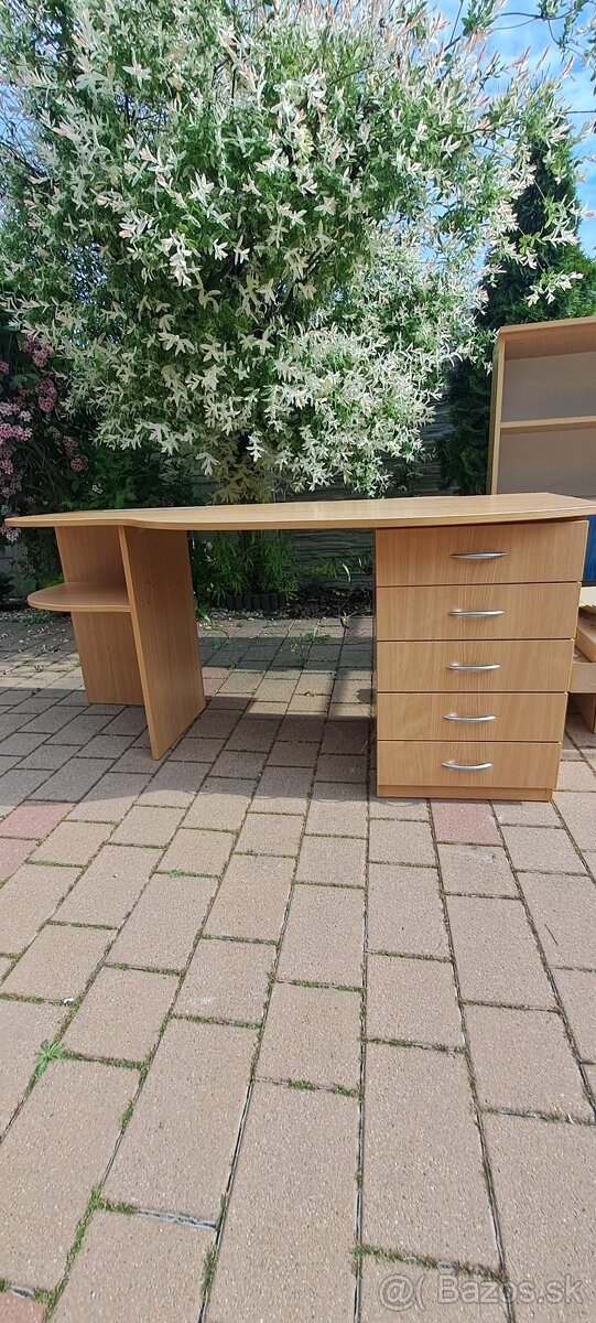 Písací stôl do študentskej izby