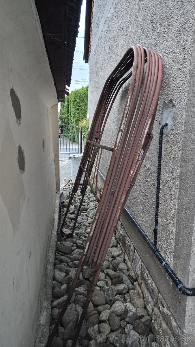 Skladacia garaz konštrukcia.