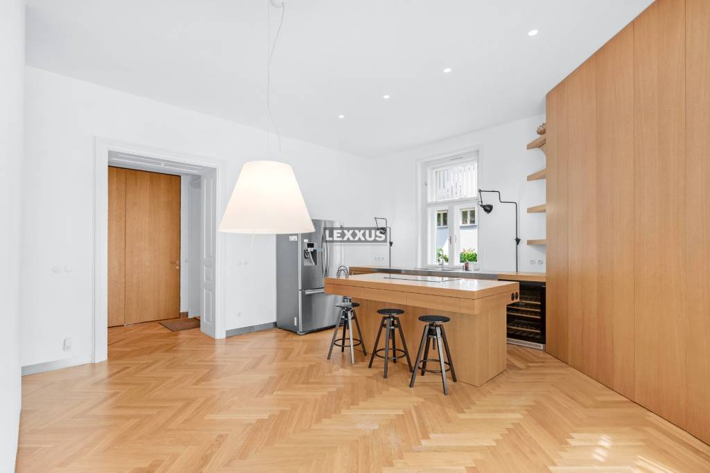 -PRENAJOM Elegantný 5 izbový dom v Starom meste, Bratislava