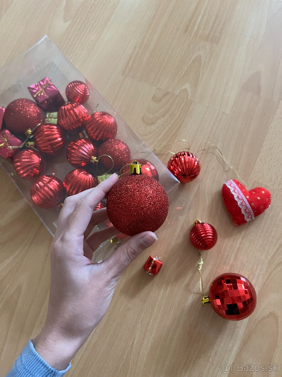 Červené vianočné ozdoby
