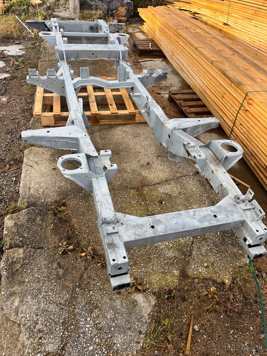 Land rover Defender Šasi