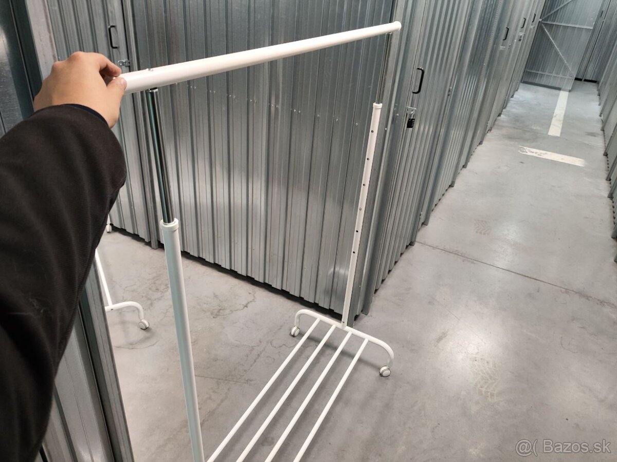 Kovové stojany na oblečenie