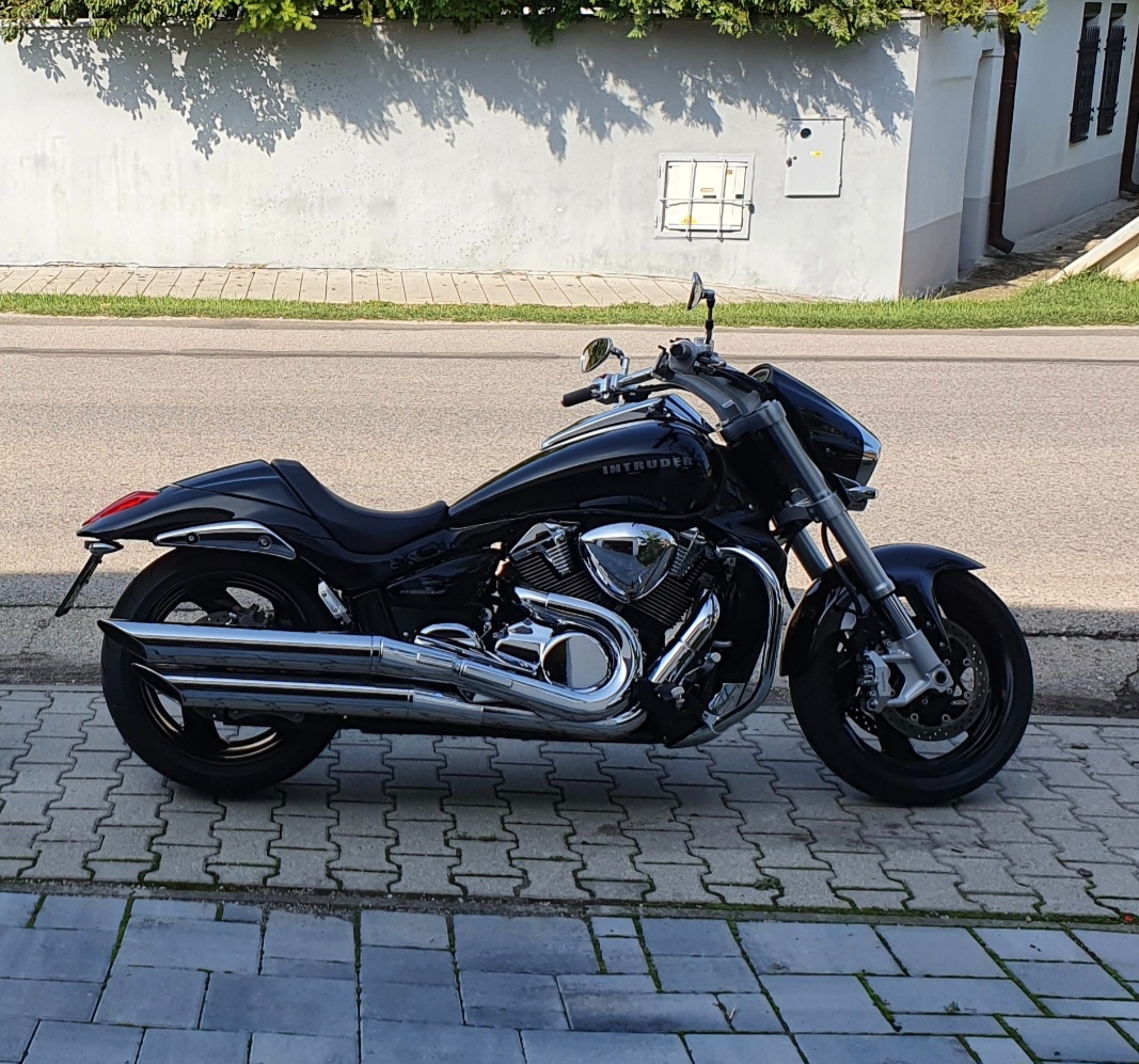 Suzuki intruder