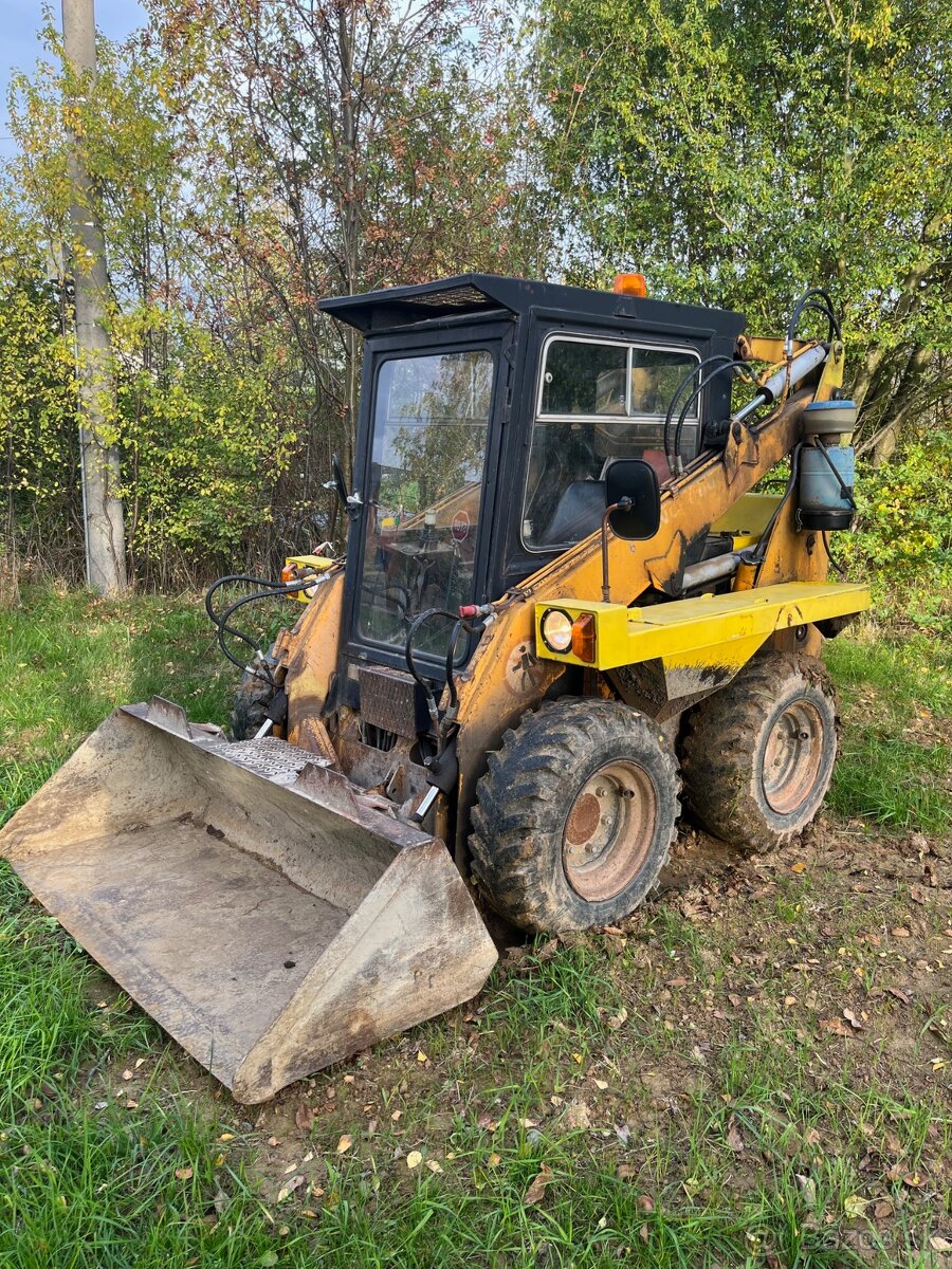 Šmykový nakladač UNC 060