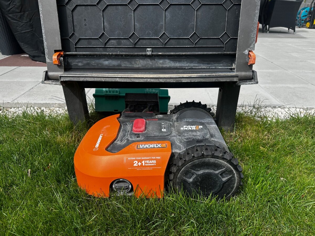 Robotická kosačka Worx Landroid S300 WR130E s Wi-Fi 300 m²