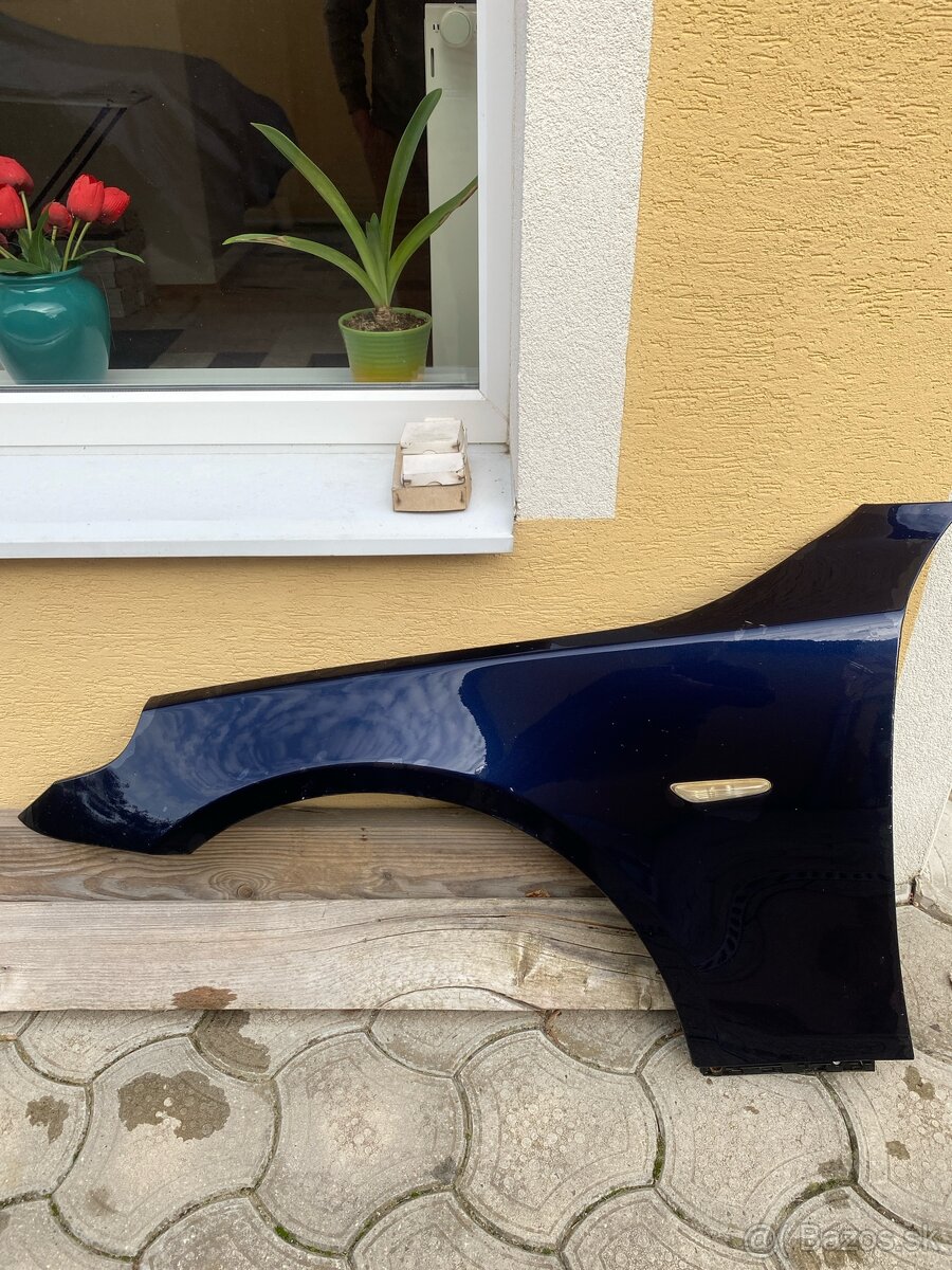 Lavy Pravý predný blatník BMW e60 e61 - modrý , biely