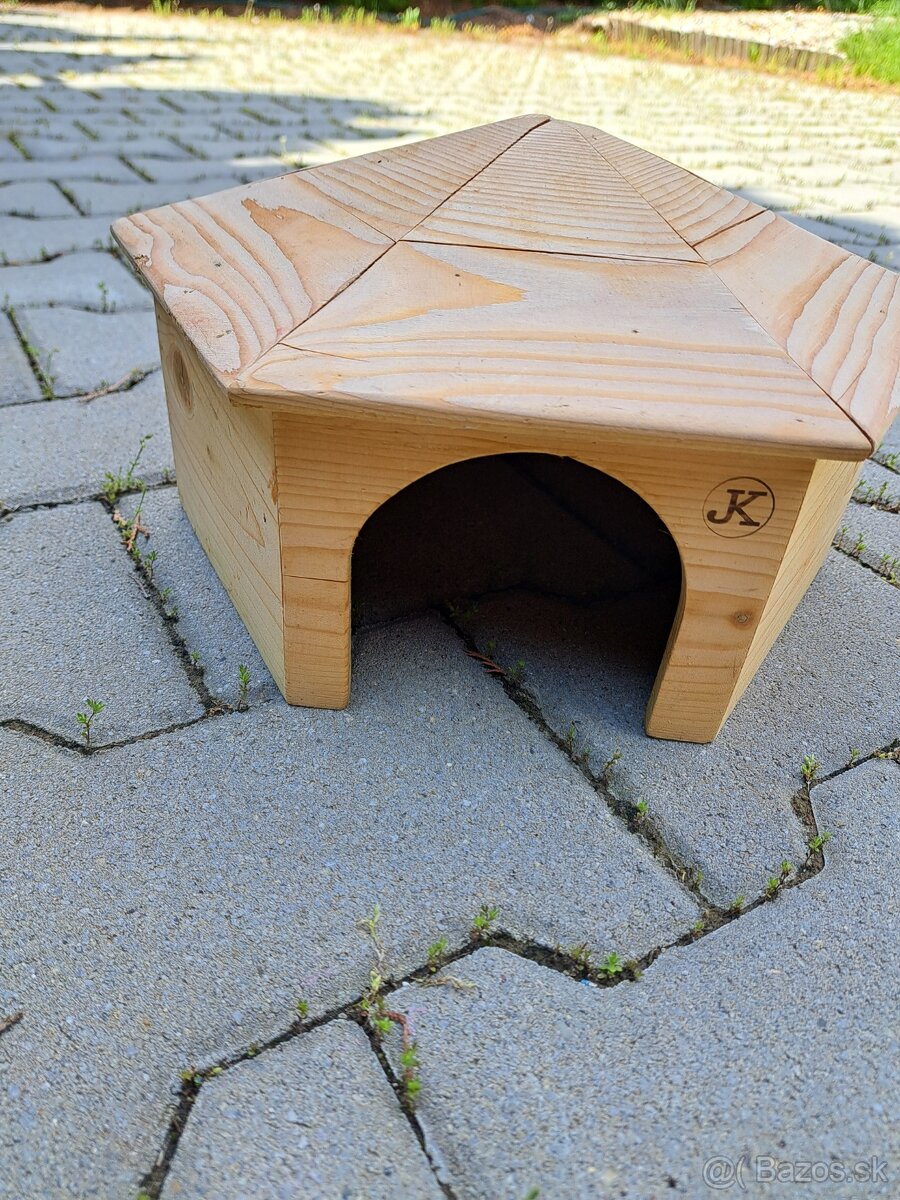 Drevene domceky pre male zvierata