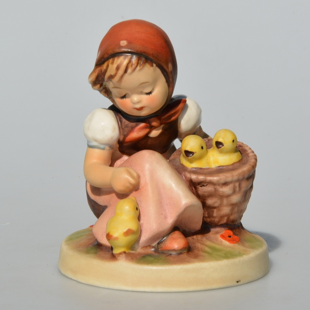 Hummel starožitná porcelánová soška - Dievčatko s kuriatkami