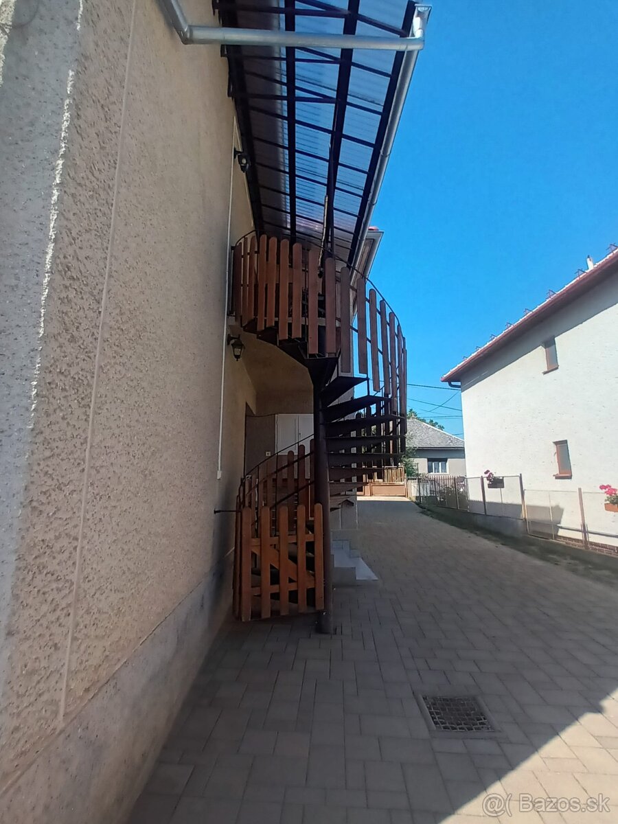 Železné točité schody vonkajsie