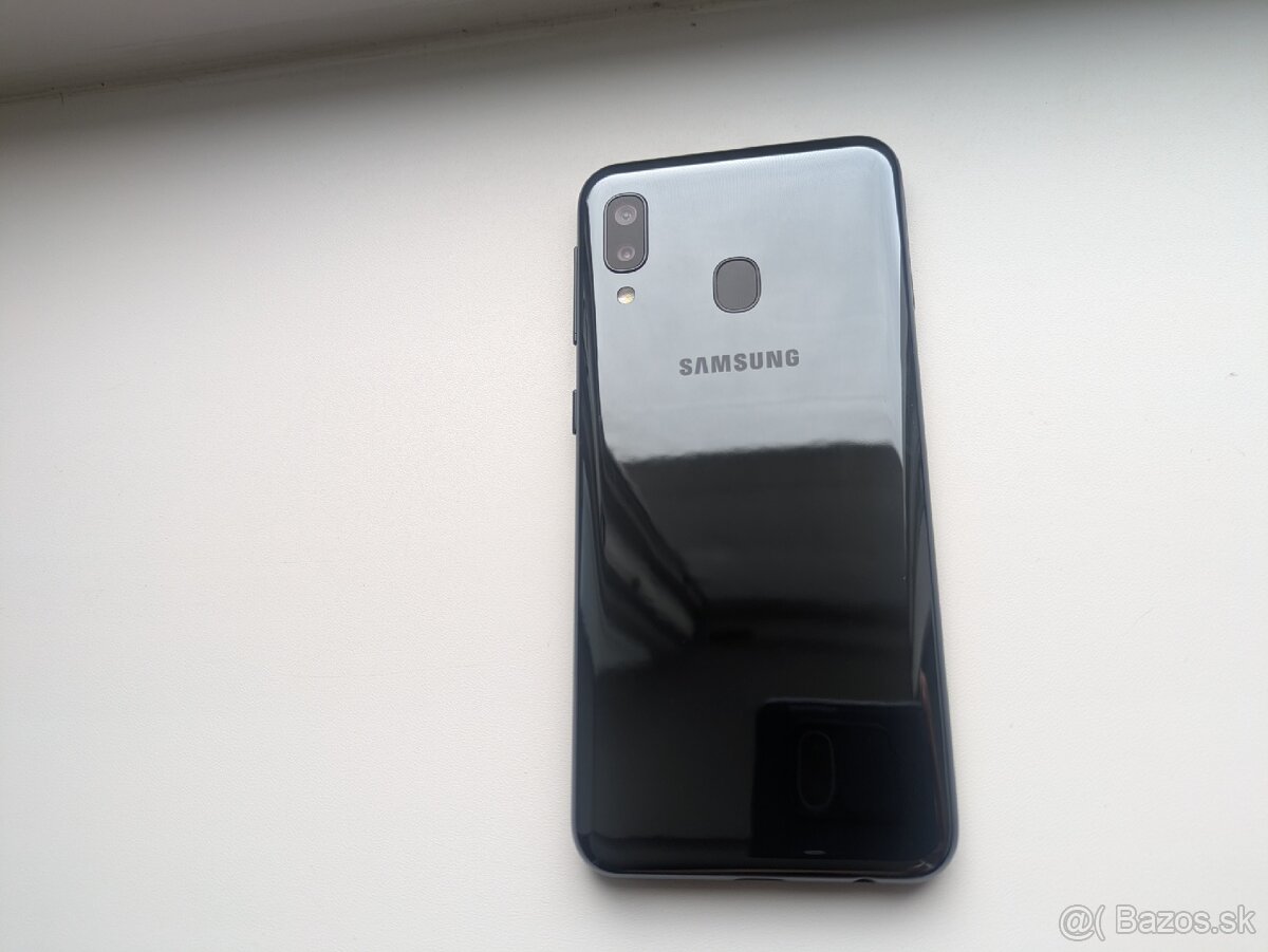 Samsung A20e v TOP stave