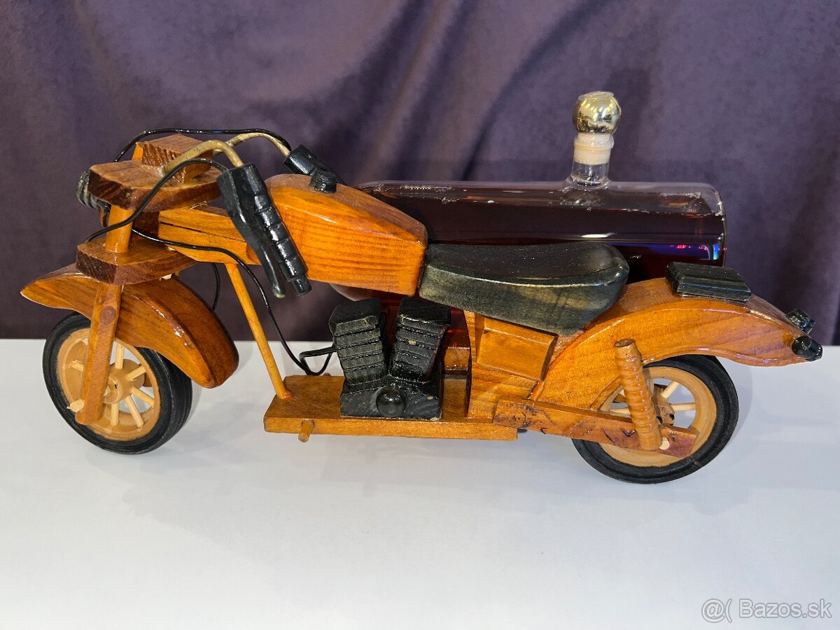 Drevená motorka s integrovanou sklenenou fľašou