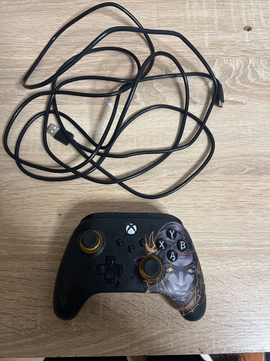 Predám xbox ovládač dá sa pripojiť na xbox S alebo na xbox X