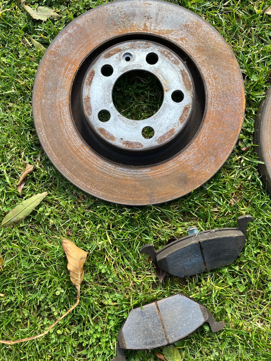 Predám zadné tlmiče a brzdové kotúče do VW golf 4