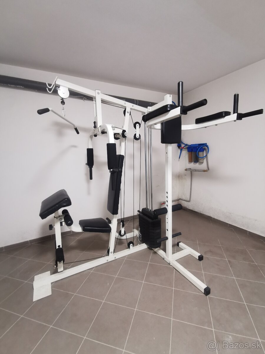 Multifunkčný posilovací stroj